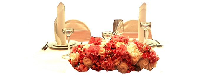 Оформление цветами стола жениха и невесты